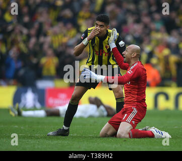 Londra, Regno Unito. 07 apr, 2019. Adam Masina di Watford e Heurelho Gomes di Watford celebrare la vittoria alla fine della FA Cup Semi Final match tra Watford e Wolverhampton Wanderers presso lo Stadio di Wembley che il 7 aprile 2019 a Londra, Inghilterra. Solo uso editoriale, è richiesta una licenza per uso commerciale. Nessun uso in scommesse, giochi o un singolo giocatore/club/league pubblicazione. (Foto di Paolo Chesterton/phcimages.com)Editorial utilizzare solo, è richiesta una licenza per uso commerciale. Nessun uso in scommesse, giochi o un singolo giocatore/club/league pubblicazione. Solo uso editoriale, è richiesta una licenza per uso commerciale. Non in uso Foto Stock