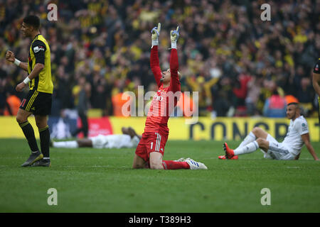 Londra, Regno Unito. 07 apr, 2019. Adam Masina di Watford e Heurelho Gomes di Watford celebrare la vittoria come i lupi giocatori sguardo sconsolato alla fine della FA Cup Semi Final match tra Watford e Wolverhampton Wanderers presso lo Stadio di Wembley che il 7 aprile 2019 a Londra, Inghilterra. Solo uso editoriale, è richiesta una licenza per uso commerciale. Nessun uso in scommesse, giochi o un singolo giocatore/club/league pubblicazione. (Foto di Paolo Chesterton/phcimages.com)Editorial utilizzare solo, è richiesta una licenza per uso commerciale. Nessun uso in scommesse, giochi o un singolo giocatore/club/league pubblicazione. Solo uso editoriale, re di licenza Foto Stock