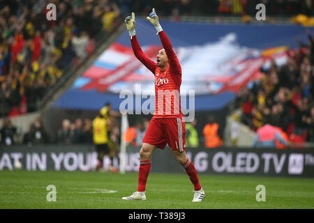 Londra, Regno Unito. 07 apr, 2019. Heurelho Gomes di Watford celebra il suo lato di terza obiettivo durante la FA Cup Semi Final match tra Watford e Wolverhampton Wanderers presso lo Stadio di Wembley che il 7 aprile 2019 a Londra, Inghilterra. Solo uso editoriale, è richiesta una licenza per uso commerciale. Nessun uso in scommesse, giochi o un singolo giocatore/club/league pubblicazione. (Foto di Paolo Chesterton/phcimages.com)Editorial utilizzare solo, è richiesta una licenza per uso commerciale. Nessun uso in scommesse, giochi o un singolo giocatore/club/league pubblicazione. Solo uso editoriale, è richiesta una licenza per uso commerciale. Nessun uso in scommesse, giochi o un Foto Stock