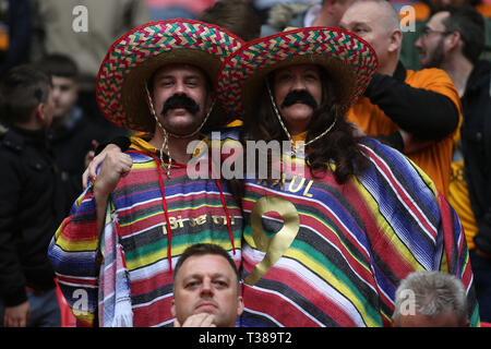 Londra, Regno Unito. 07 apr, 2019. Wolverhampton Wanderers appassionati prima di FA Cup Semi Final match tra Watford e Wolverhampton Wanderers presso lo Stadio di Wembley che il 7 aprile 2019 a Londra, Inghilterra. Solo uso editoriale, è richiesta una licenza per uso commerciale. Nessun uso in scommesse, giochi o un singolo giocatore/club/league pubblicazione. (Foto di Paolo Chesterton/phcimages.com) Credit: Immagini di PHC/Alamy Live News Foto Stock