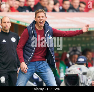 Augsburg, Germania. 07 apr, 2019. Julian NAGELSMANN, Chef-Trainer TSG Hoffenheim, Gesticulate, dare istruzioni, azione, immagine singola, gesto, il movimento della mano, puntando, interpretare mimik, FC AUGSBURG - TSG 1899 HOFFENHEIM - DFL REGOLAMENTI VIETANO QUALSIASI USO DI FOTOGRAFIE come sequenze di immagini e/o quasi-VIDEO - 1.della Lega calcio tedesca, Augsburg, Aprile 7, 2019 stagione 2018/2019, giornata 28, Bavaria, 1.Bundesliga Credito: Peter Schatz/Alamy Live News Foto Stock