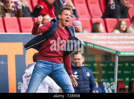 Augsburg, Germania. 07 apr, 2019. Julian NAGELSMANN, Chef-Trainer TSG Hoffenheim, 0-2 obiettivo, Ishak BELFODIL, Hoff 19 Tifo, gioia, emozioni, celebrando, ridere, tifo, rallegratevi, sistemando i bracci, stringendo il pugno, celebrare, celebrazione Torjubel, FC AUGSBURG - TSG 1899 HOFFENHEIM - DFL REGOLAMENTI VIETANO QUALSIASI USO DI FOTOGRAFIE come sequenze di immagini e/o quasi-VIDEO - 1.della Lega calcio tedesca, Augsburg, Aprile 7, 2019 stagione 2018/2019, giornata 28, Bavaria, 1.Bundesliga Credito: Peter Schatz/Alamy Live News Foto Stock