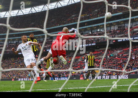 Londra, Regno Unito. 07 apr, 2019. Heurelho Gomes di Watford punzoni chiaro durante la FA Cup Semi Final match tra Watford e Wolverhampton Wanderers presso lo Stadio di Wembley che il 7 aprile 2019 a Londra, Inghilterra. Solo uso editoriale, è richiesta una licenza per uso commerciale. Nessun uso in scommesse, giochi o un singolo giocatore/club/league pubblicazione. (Foto di Paolo Chesterton/phcimages.com) Credit: Immagini di PHC/Alamy Live News Foto Stock