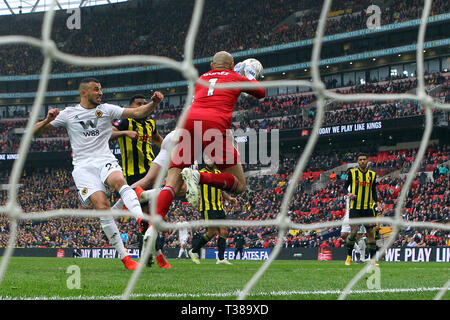 Londra, Regno Unito. 07 apr, 2019. Heurelho Gomes di Watford punzoni chiaro durante la FA Cup Semi Final match tra Watford e Wolverhampton Wanderers presso lo Stadio di Wembley che il 7 aprile 2019 a Londra, Inghilterra. Solo uso editoriale, è richiesta una licenza per uso commerciale. Nessun uso in scommesse, giochi o un singolo giocatore/club/league pubblicazione. (Foto di Paolo Chesterton/phcimages.com) Credit: Immagini di PHC/Alamy Live News Foto Stock