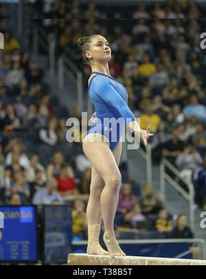 Ann Arbor, MI, Stati Uniti d'America. 6 apr, 2019. Del UCLA Norah Flatley esegue il giogo della bilancia le finali della NCAA Ginnastica Ann Arbor regionale alle Crisler Center di Ann Arbor, MI. Kyle Okita/CSM/Alamy Live News Foto Stock