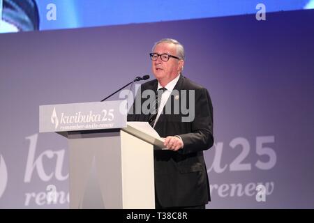 A Kigali, Ruanda. 7 apr, 2019. Il Presidente della Commissione Europea Jean Claude Juncker offre un discorso alla cerimonia di commemorazione del XXV anniversario del genocidio del 1994, a Kigali, capitale del Rwanda, il 7 aprile 2019. Ruandesi di domenica ha iniziato la commemorazione per il XXV anniversario del genocidio del 1994 che ha lasciato oltre 1 milioni di morti, soprattutto persone di etnia tutsi, con il Presidente Paul Kagame chiamando a continuare gli sforzi per trasformare il paese. Credito: Cryril Ndegeya/Xinhua/Alamy Live News Foto Stock