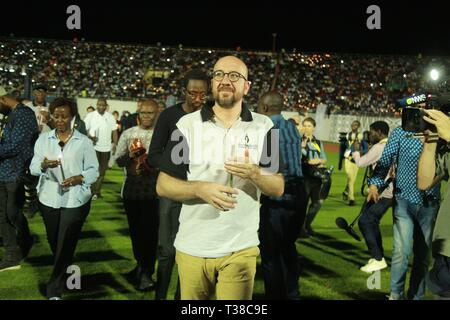 A Kigali, Ruanda. 7 apr, 2019. Il primo ministro belga Charles Michel (C) anteriore contiene una candela in una notte di veglia per commemorare il venticinquesimo anniversario del genocidio del 1994, a Kigali, capitale del Rwanda, il 7 aprile 2019. Ruandesi di domenica ha iniziato la commemorazione per il XXV anniversario del genocidio del 1994 che ha lasciato oltre 1 milioni di morti, soprattutto persone di etnia tutsi, con il Presidente Paul Kagame chiamando a continuare gli sforzi per trasformare il paese. Credito: Cirillo Ndegeya/Xinhua/Alamy Live News Foto Stock