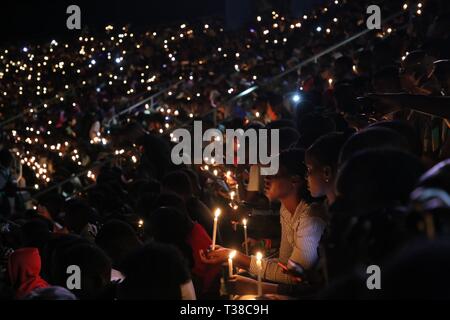 A Kigali, Ruanda. 7 apr, 2019. Popolo ruandese Tenere candele ad una notte di veglia per commemorare il venticinquesimo anniversario del genocidio del 1994, a Kigali, capitale del Rwanda, il 7 aprile 2019. Ruandesi di domenica ha iniziato la commemorazione per il XXV anniversario del genocidio del 1994 che ha lasciato oltre 1 milioni di morti, soprattutto persone di etnia tutsi, con il Presidente Paul Kagame chiamando a continuare gli sforzi per trasformare il paese. Credito: Lyu Tianran/Xinhua/Alamy Live News Foto Stock