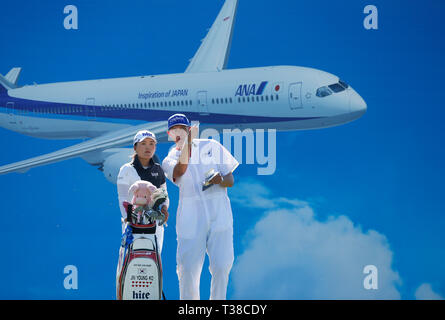 Rancho Mirage, California, Stati Uniti d'America. 7 Apr 2019. Jin giovani Ko della Corea con il suo caddie sull'ottavo foro durante il round finale del LPGA Tour ANA ispirazione torneo di golf al Mission Hills Country Club in Rancho Mirage, California. Charles Baus/CSM Credito: Cal Sport Media/Alamy Live News Foto Stock