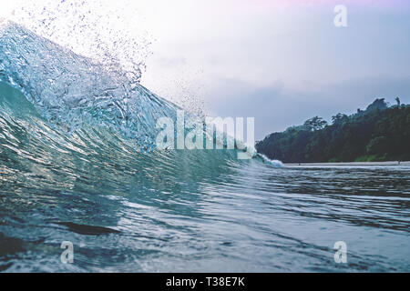 Cresta d'onda un'onda picchi e creste contro un cielo blu Foto Stock