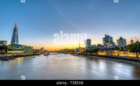 Tramonto sul fiume Tamigi a Londra con i grattacieli della città Foto Stock
