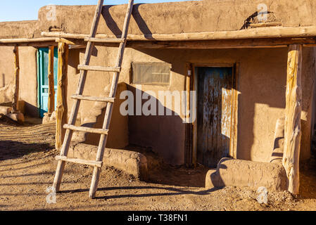 TAOS PUEBLO, Nuovo Messico / STATI UNITI - Novembre 19, 2015: ANCORA UN-abitata adobe tradizionale casa nel secolare Native American settlemen Foto Stock