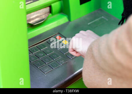 Close up donna inserendo il suo codice pin sulla tastiera di ATM Foto Stock