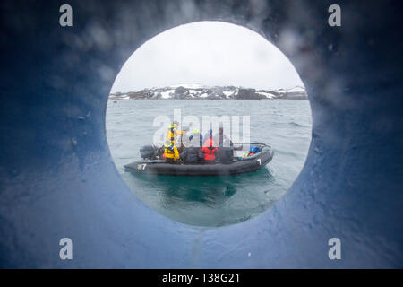 I turisti in un zodiac ssen attraverso il prothole dell'Antartico nave da crociera, da Paulet Island, Mare di Weddell, Antartide. Foto Stock