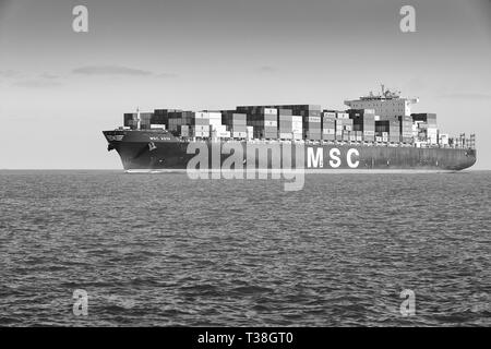 Foto in bianco e nero del contenitore nave MSC, Assja, in corso in mare, lungo il tragitto per il Porto di Southampton, Regno Unito. Il 25 marzo 2019. Foto Stock