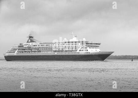 Foto in bianco e nero di Fred Olsen CRUISE LINES, la nave di crociera, BALMORAL, in corso, con partenza dal Porto di Southampton, Regno Unito. Il 22 marzo 2019. Foto Stock