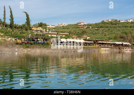 Villaggio Kournas, vista dal lago Kournas. Isola di Creta, Grecia Foto Stock