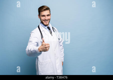 Ritratto di un medico gentile sorridente dando Thumbs up. Foto Stock