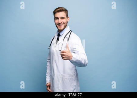 Ritratto di un medico gentile sorridente dando Thumbs up. Foto Stock