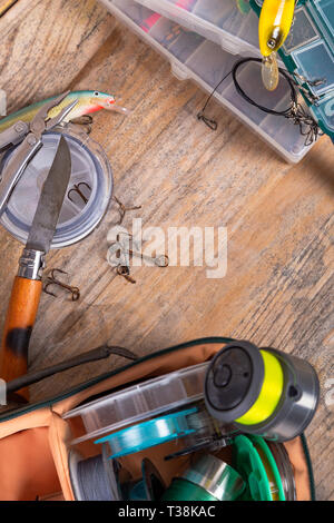 Luminose diverse la pesca affronta su sfondo di legno. attività all'aperto sport e relax Foto Stock