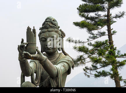 Statua del santo buddista facendo offerte al Buddha a Tian Tan Buddha, Isola di Lantau, Hong Kong Foto Stock