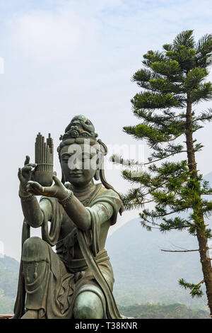 Statua del santo buddista facendo offerte al Buddha a Tian Tan Buddha, Isola di Lantau, Hong Kong Foto Stock