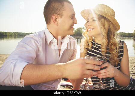Amore romantico storia di bella coppia innamorata di trascorrere del tempo sulla spiaggia. Foto Stock