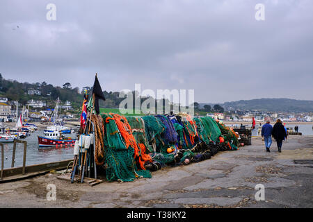 Nella foto sono le reti da pesca e canestri presso il porto di Cobb Lyme Regis, Dorset su Jurassic Coast. Foto Stock