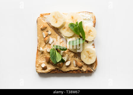 Diversi tipi di panini per una sana colazione per bambini senza zucchero, con dado pasta, banane. Vista da sopra. Foto Stock