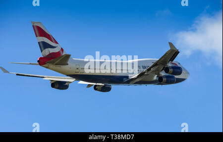 Londra, Inghilterra - Marzo 2019: British Airways Boeing 747 'jumbo jet' uscire dall'Aeroporto di Londra Heathrow. Foto Stock