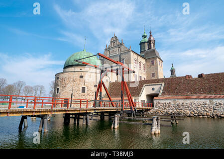 Vadstena castello costruito nel 1545, con il lato sud-est del ponte levatoio in vista Foto Stock