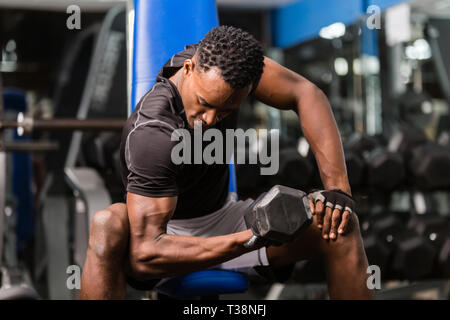 Il nero americano africano giovane uomo facendo allenamento in palestra Foto Stock