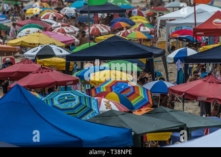 2019, gennaio. Florianópolis, Brasile. Affollata spiaggia piena di ombrelloni in spiaggia di Joaquina. Foto Stock