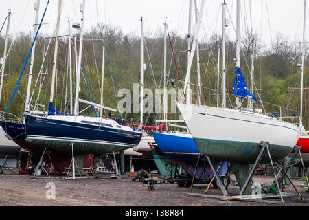 Upnor, kent, Regno Unito. Medway Yacht club con alcuni dei molti yacht nel cantiere navale. Foto Stock