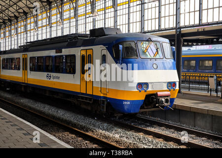 In treno La stazione ferroviaria Hollands Spoor (SA) all'Aia, Paesi Bassi. Foto Stock