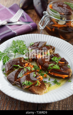 Marinate antipasto di melanzane ripiene con la carota, piatto tipico della cucina russa Foto Stock