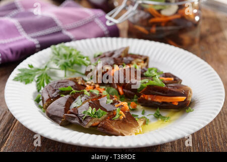 Marinate antipasto di melanzane ripiene con la carota, piatto tipico della cucina russa Foto Stock