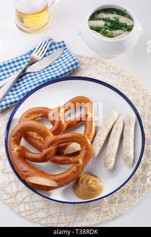 Bianco salsiccia bavarese con senape dolce e Pretzel Foto Stock