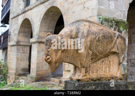 Santillana del Mar, Spagna: scultura di un bisonte di Jesús Otero presso la Casa del Aguila y la Parra centro culturale. Il villaggio storico è una popolare meta o Foto Stock