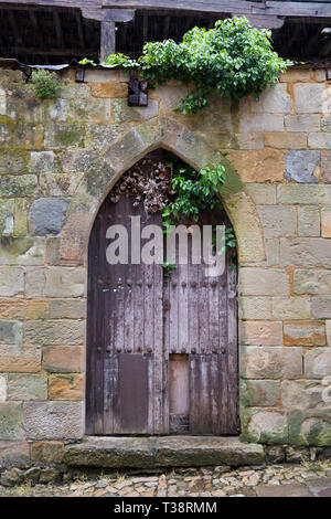 Santillana del Mar, Spagna: portale gotico lungo Calle Cantón nei pressi di Plaza Mayor. Historic Santillana del Mar è un popolare stop sul Camino del né Foto Stock