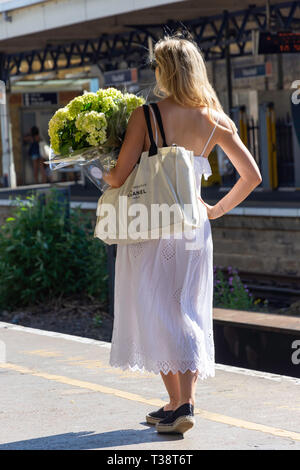 Giovane donna sulla piattaforma della metropolitana, South Kensington, Royal Borough di Kensington e Chelsea, Greater London, England, Regno Unito Foto Stock