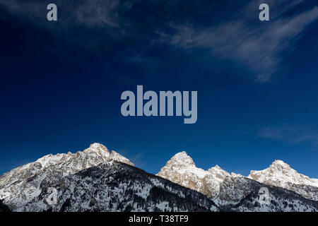 Il Centro Teton Grand Teton, Mount Owen e Teewinot rising in un cielo blu. Il Parco Nazionale del Grand Teton, Wyoming Foto Stock