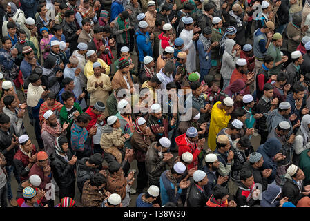 Pellegrini in preghiera durante Bishwa Ijtema, Dacca in Bangladesh Foto Stock