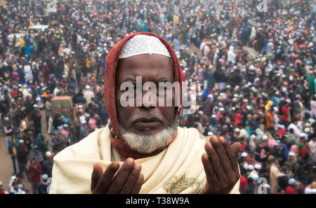 Il sacerdote e i pellegrini a pregare durante Bishwa Ijtema, Dacca in Bangladesh Foto Stock