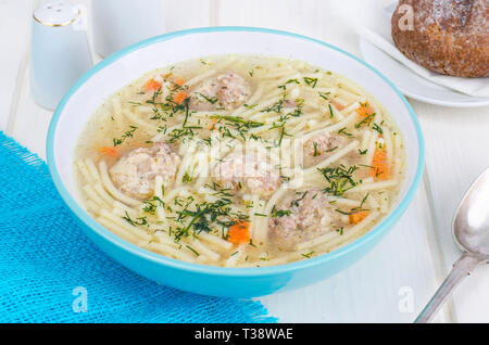 Delizioso brodo con polpette di carne e pasta. Foto Studio Foto Stock