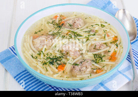 Delizioso brodo con polpette di carne e pasta. Foto Studio Foto Stock