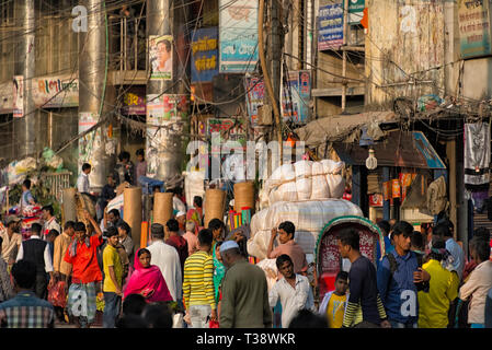 Strada trafficata con rickshaws e pedoni, Dacca in Bangladesh Foto Stock