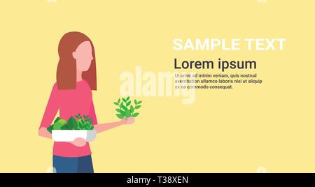 Donna che mantiene invasati ragazza giardiniere Semina di verdure giardinaggio femmina Concept cartoon ritratto di carattere orizzontale piana copia il vettore spaziale il Illustrazione Vettoriale