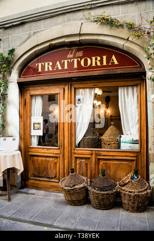 Trattoria Antico fattore Firenze dal 1865 con portabottiglie in vimini toscano demijohn, Firenze, Italia. Foto Stock