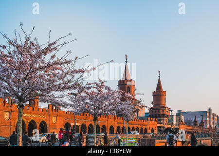 Berlino, Germania - Aprile 2019: Il ponte Oberbaum (Oberbaumbrücke) a Berlino Germania Foto Stock